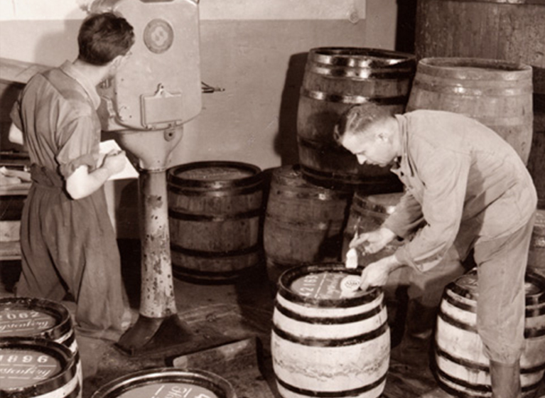 A historical picture of the Altmeister barrel filling.