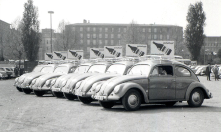 A historical vehicle fleet with Altmeister advertisement.