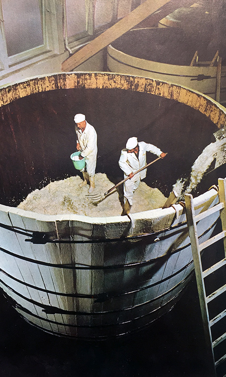 A historical picture of two persons in the fermentation.