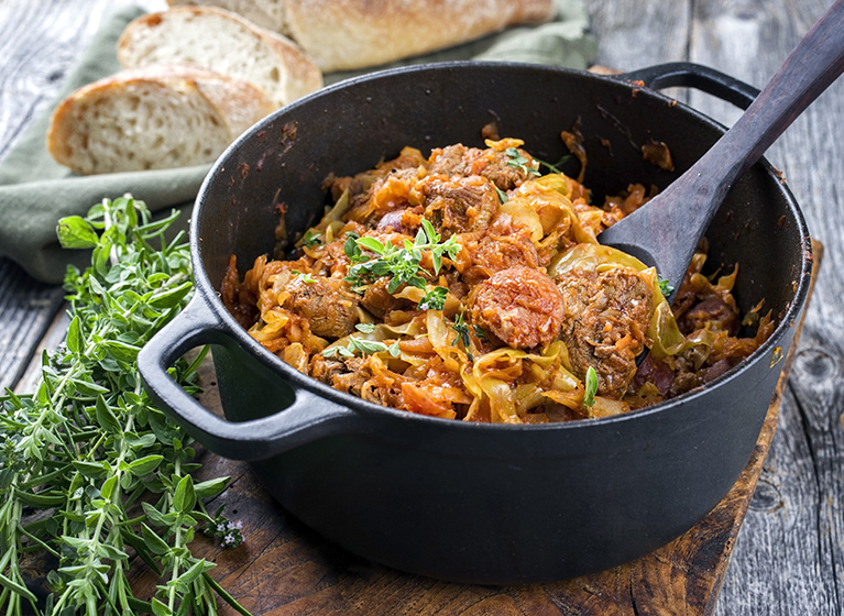 A black pot with Polish bigos.